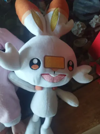 Muñeca bebé y peluche Pokémon Scorbunny
