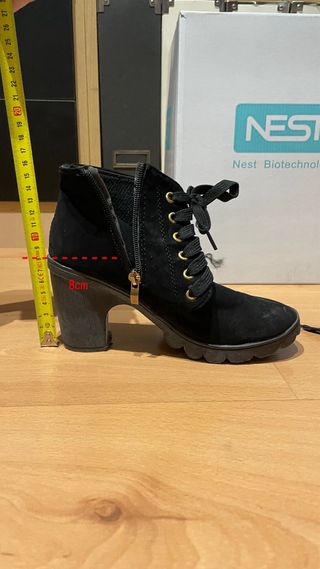 Botines negros con cordones y cremallera