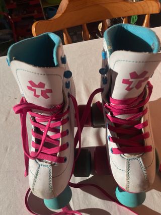 Patines blancos con cordones rosas