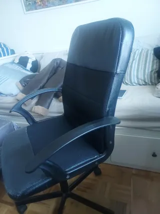 Silla giratoria negra