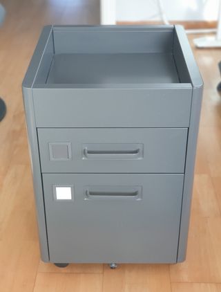 Cajonera metálica gris con ruedas