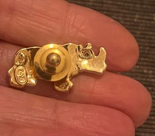 Spilla a forma di rinoceronte in acciaio dorato