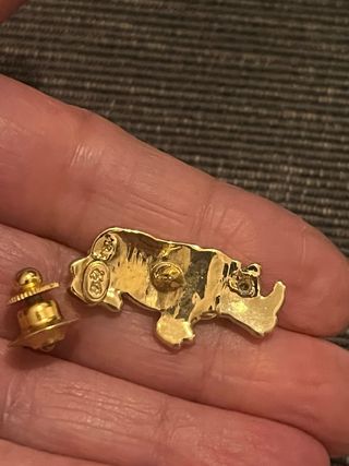 Spilla a forma di rinoceronte in acciaio dorato