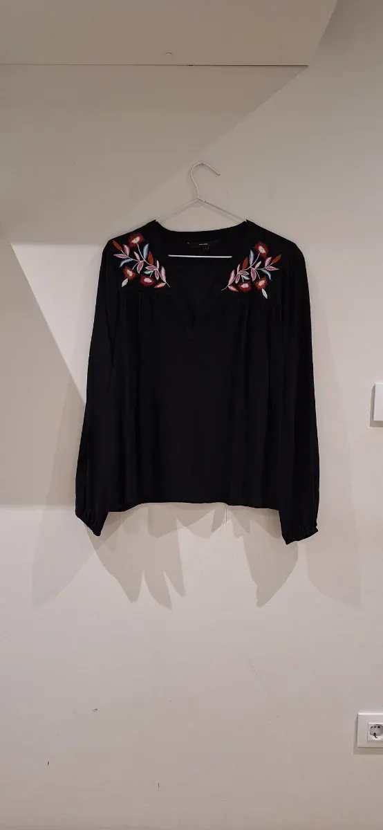 Blusa boho negra bordada