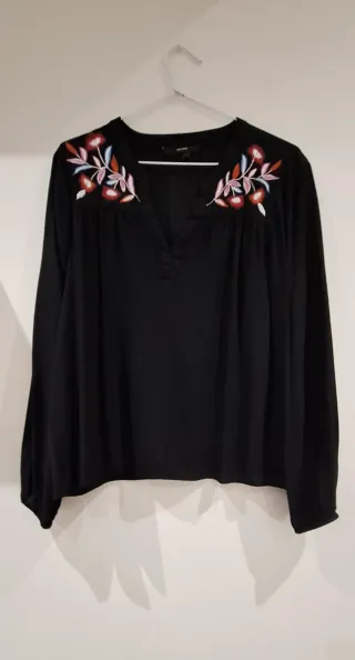 Blusa boho negra bordada