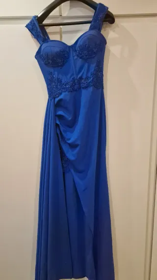 Vestido de fiesta azul con pedrería