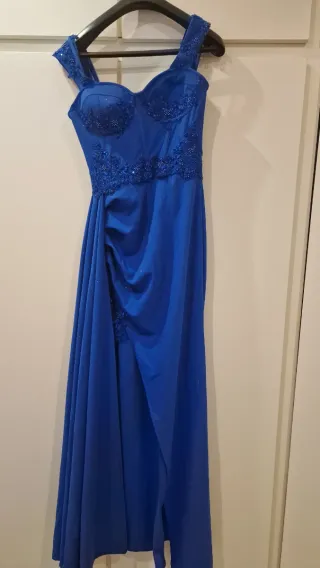 Vestido de fiesta azul con pedrería