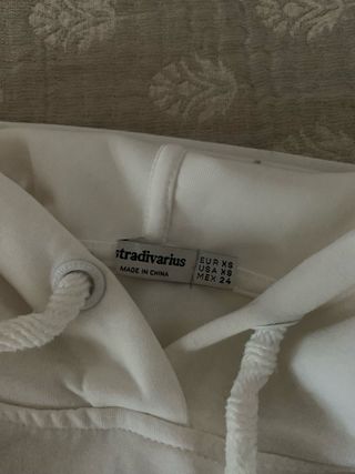 Sudadera con capucha blanca