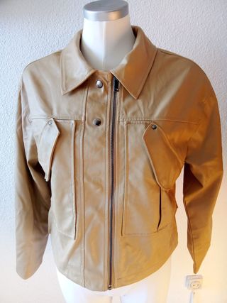 Chaqueta beige estilo bomber