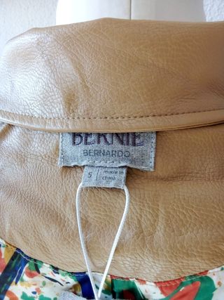 Chaqueta beige estilo bomber