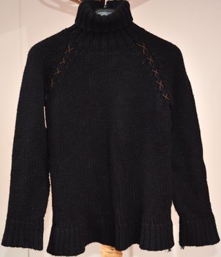 Jersey negro cuello alto