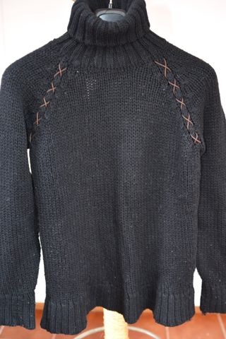 Jersey negro cuello alto