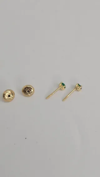 Pendientes de oro ley 750 con esmeralda