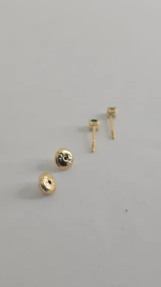 Pendientes de oro ley 750 con esmeralda