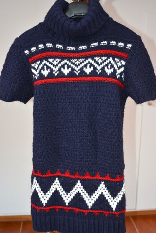 Jersey cuello alto azul y rojo