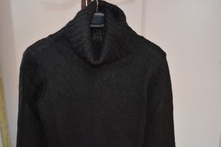 Jersey negro cuello alto