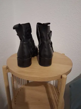 Botin negro piel con hebillas