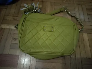 Bolso verde acolchado con cadena