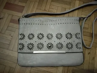 Bolso verde acolchado con cadena