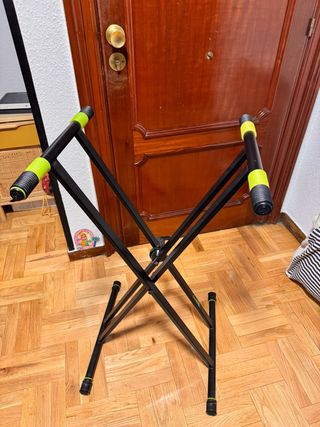 Pie de piano eléctrico negro