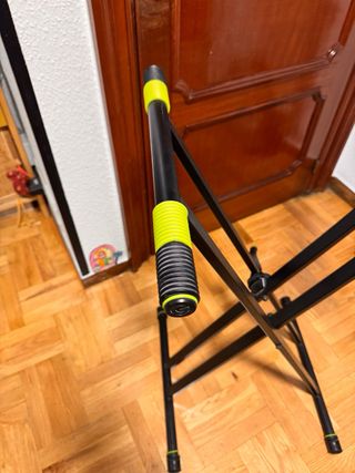 Pie de piano eléctrico negro