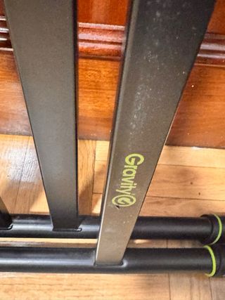 Pie de piano eléctrico negro