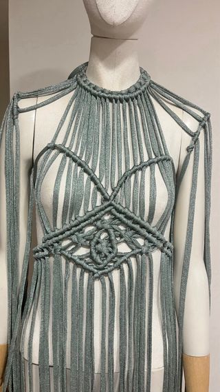 Vestido de macramé verde satinado con destello