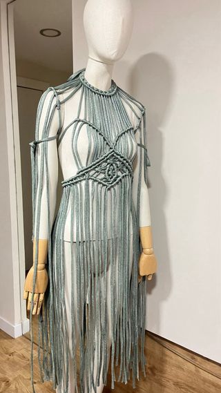 Vestido de macramé verde satinado con destello