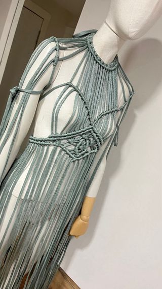 Vestido de macramé verde satinado con destello
