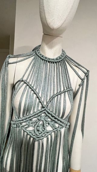 Vestido de macramé verde satinado con destello