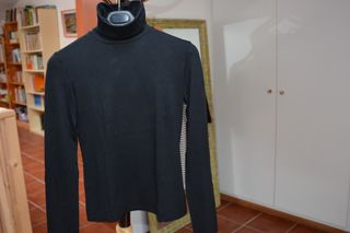 Jersey negro cuello alto