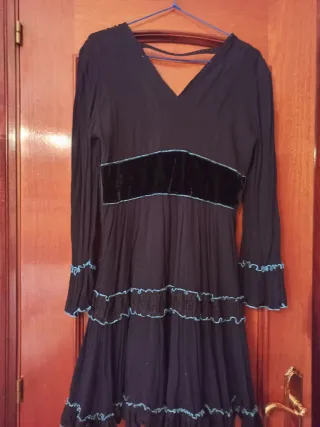 Vestido negro con bordados turquesa