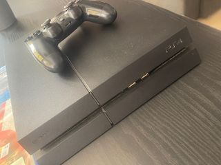 PS4 500GB + 1 mando + 4 juegos
