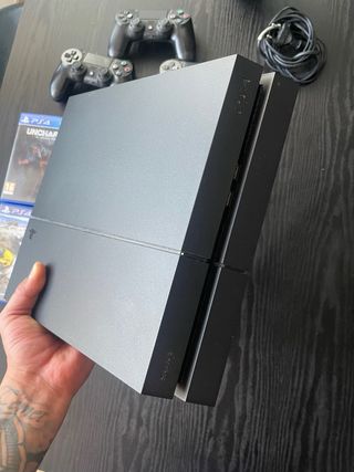 PS4 500GB + 1 mando + 4 juegos