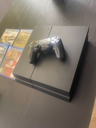 PS4 500GB + 1 mando + 4 juegos