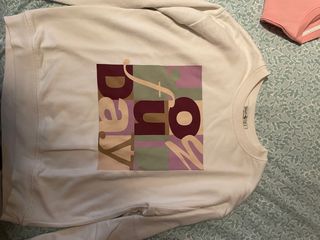 Sudadera blanca con estampado multicolor