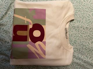 Sudadera blanca con estampado multicolor