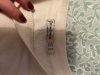 Sudadera blanca con estampado multicolor