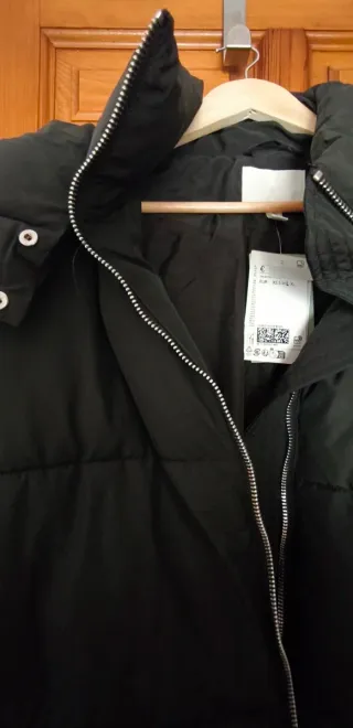 Abrigo acolchado negro nuevo con etiqueta