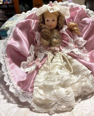 Bambola in ceramica con vestito rosa