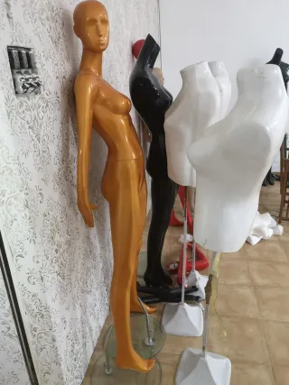 Maniquí dorado mujer todos 5 pisa total
