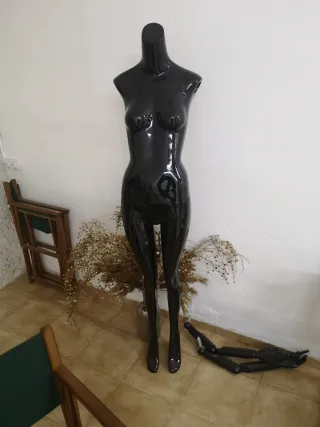 Maniquí dorado mujer todos 5 pisa total