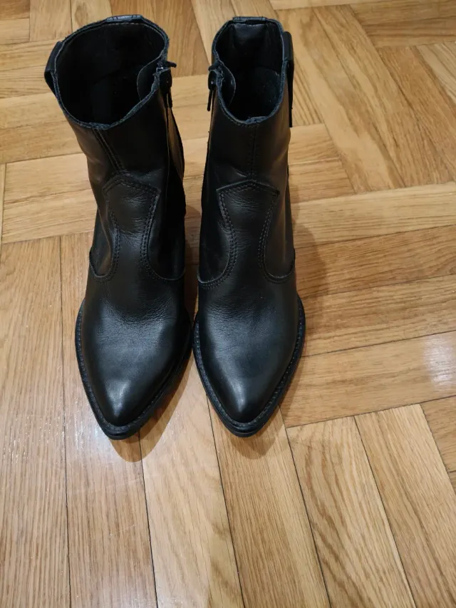 Botines negros de cuero
