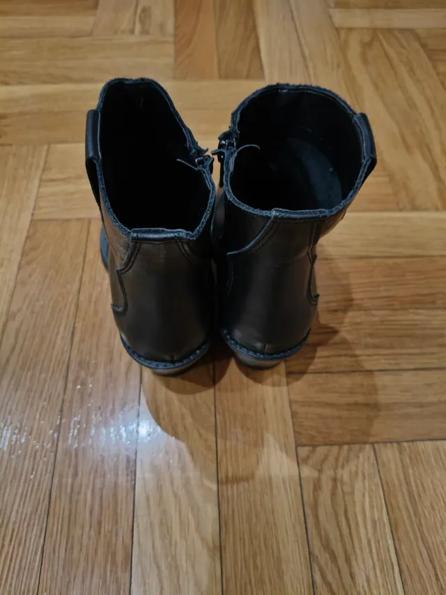 Botines negros de cuero