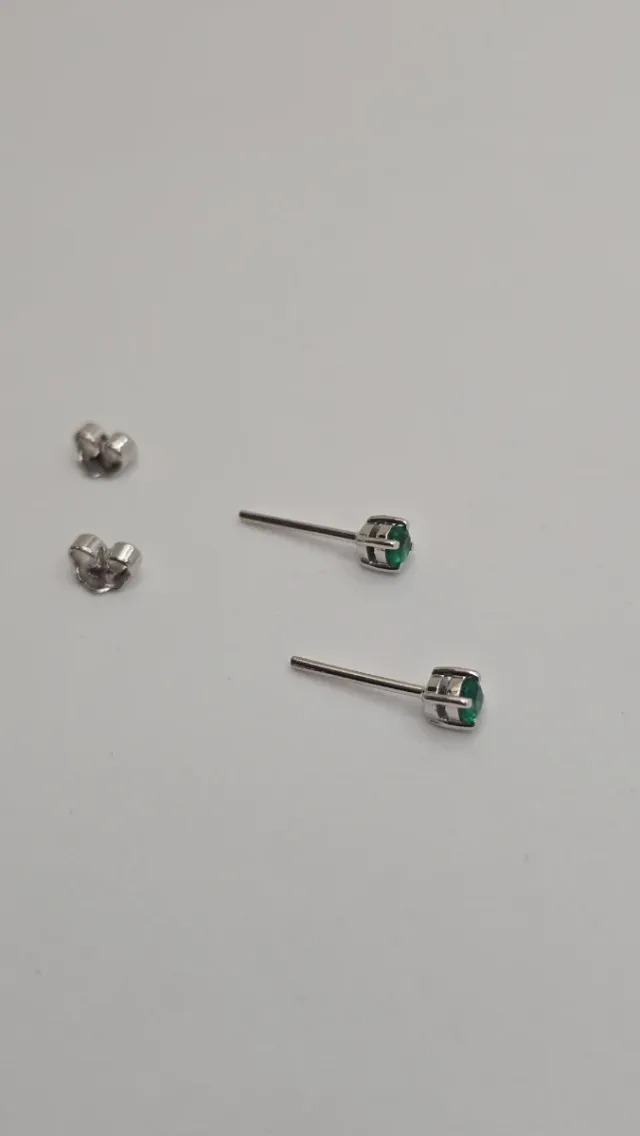 Orecchini di smeraldo e oro bianco