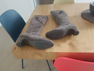 Botas altas grises de ante