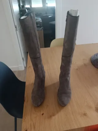 Botas altas grises de ante