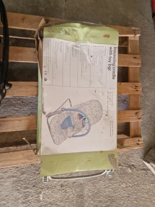 Mecedora de bebé con barra de juguetes