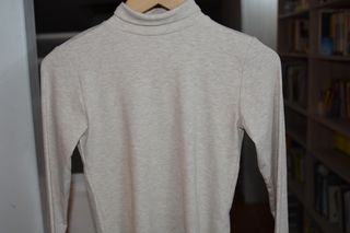 Jersey de cuello alto color hueso