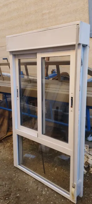 Ventana corredera con persiana manual 100x140